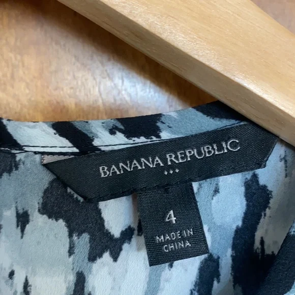 Banana Republic straight line dress size 4 with front pockets - Picture 3 of 4